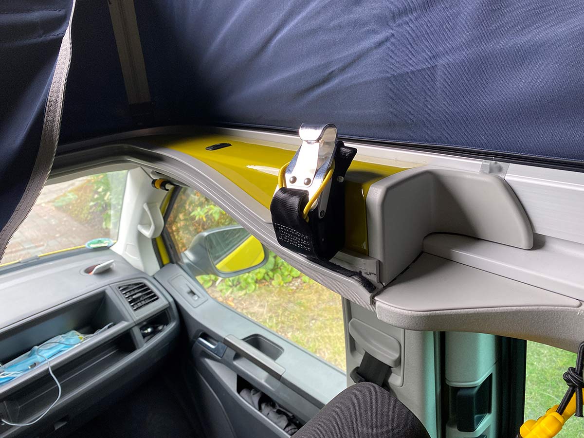KURT für'n Gurt Sicherung vom Fanghaken im Aufstelldach vom VW California Beach T6 KURT für'n Gurt Sicherung vom Fanghaken im Aufstelldach vom VW California Beach T6