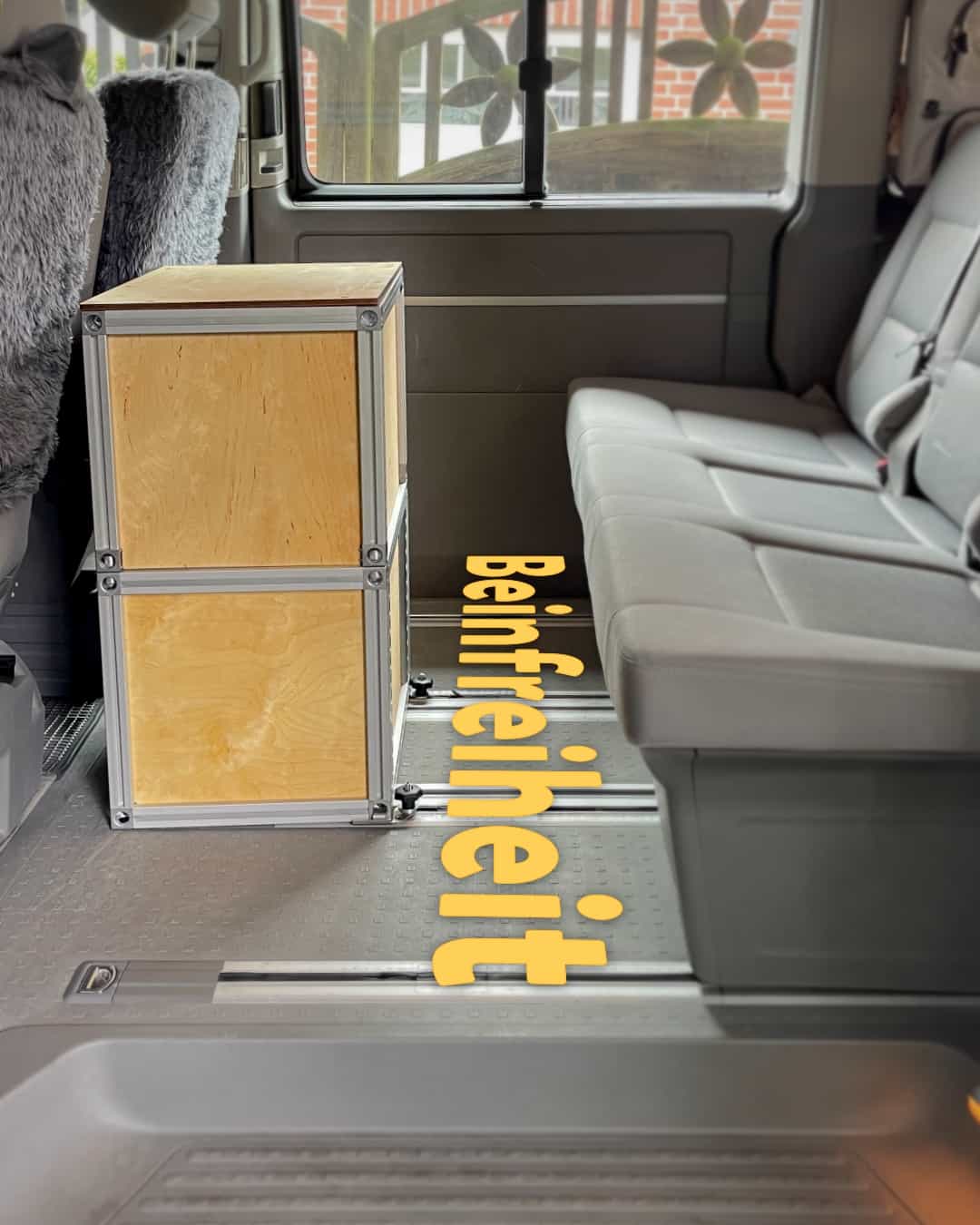 Kücheninsel hinter Fahrersitzen Eine Kücheninsel steht im Minivan hinter den Fahrersitzen.