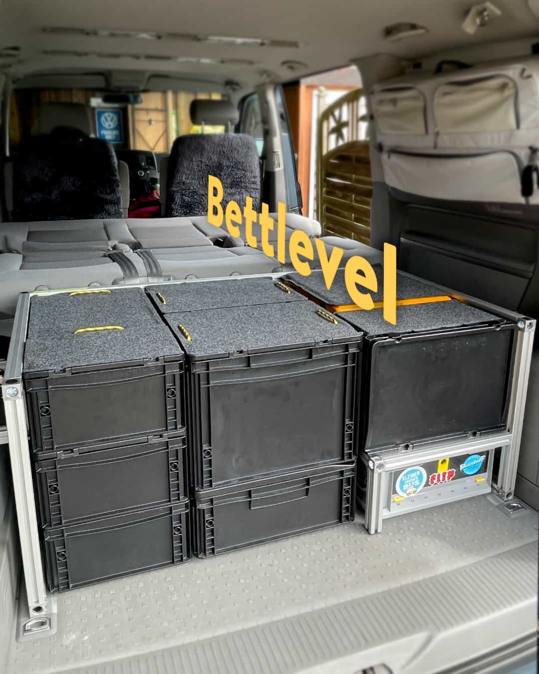 Eine flache Liegefläche entsteht durch Campingbox und Schlafbank.