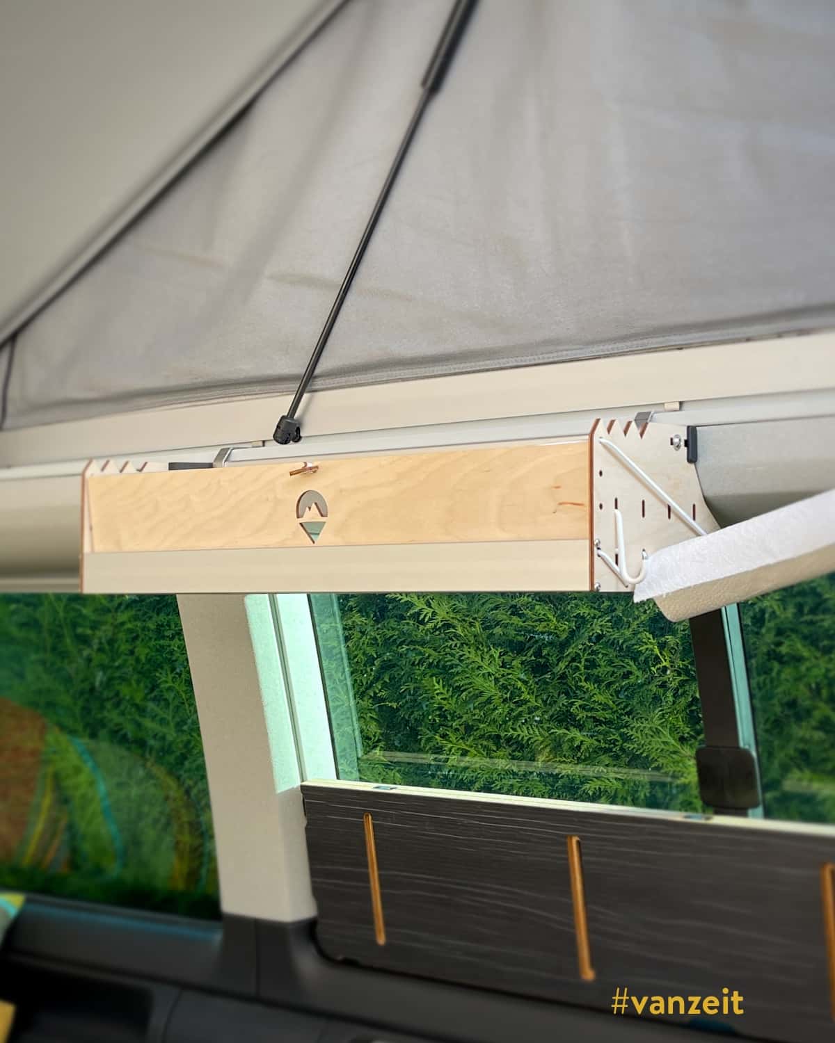 Echtholz Regalsystem inklusive Küchenrollenhalter