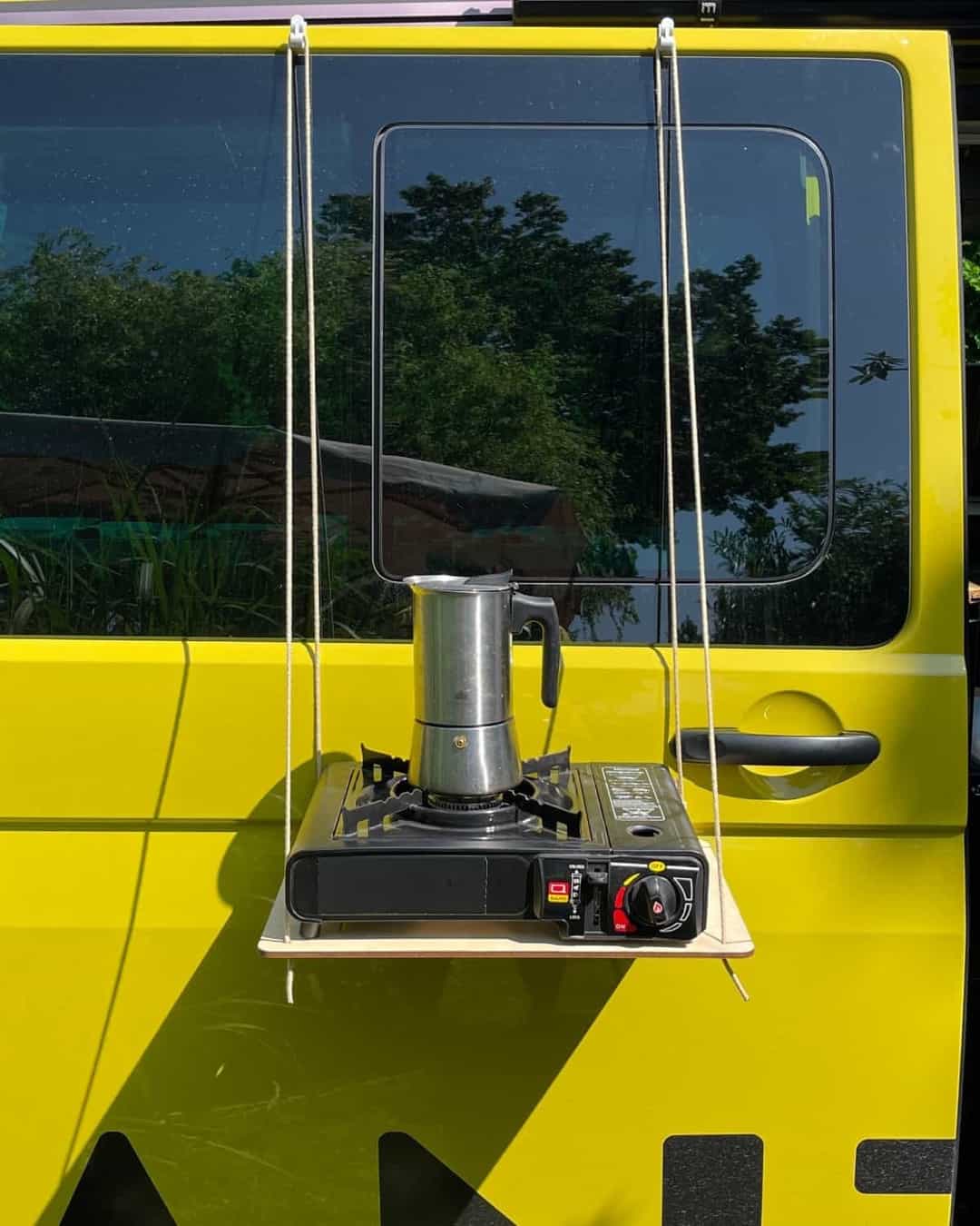 Kaffeezubereitung an der Schiebetür Ein Gaskocher mit Mokkakanne steht auf dem Außentisch an der Schiebetür.