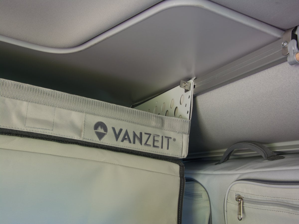 Dachschrank Detail in der Front: Minitasche rechts