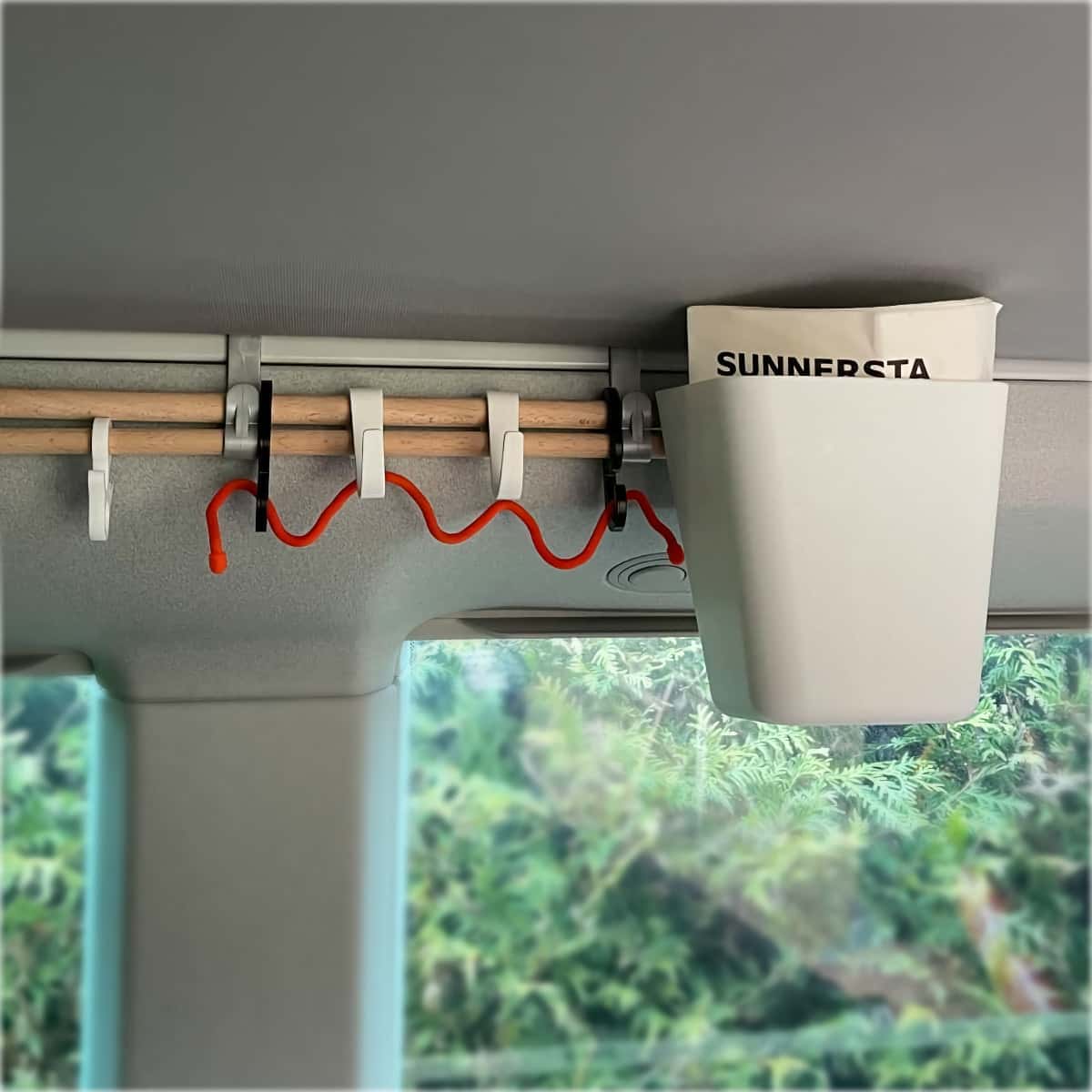 Multi-hook ABHÄNG with SUNNERSTA on wooden poles