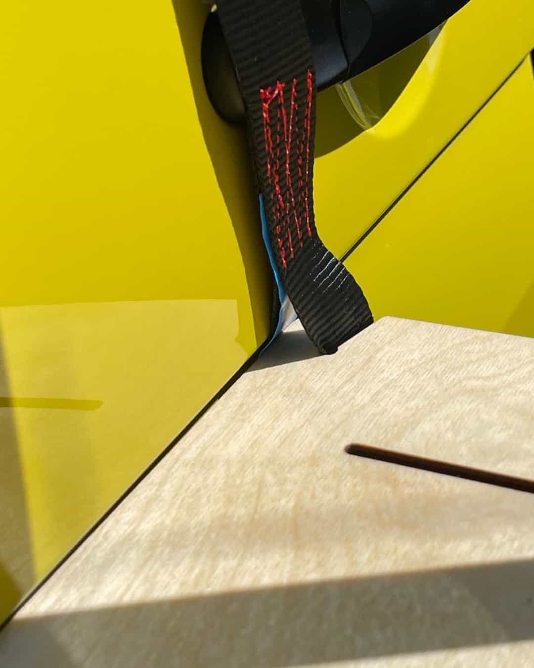 The scratch guard secures the sliding door when the suspended table is fitted.