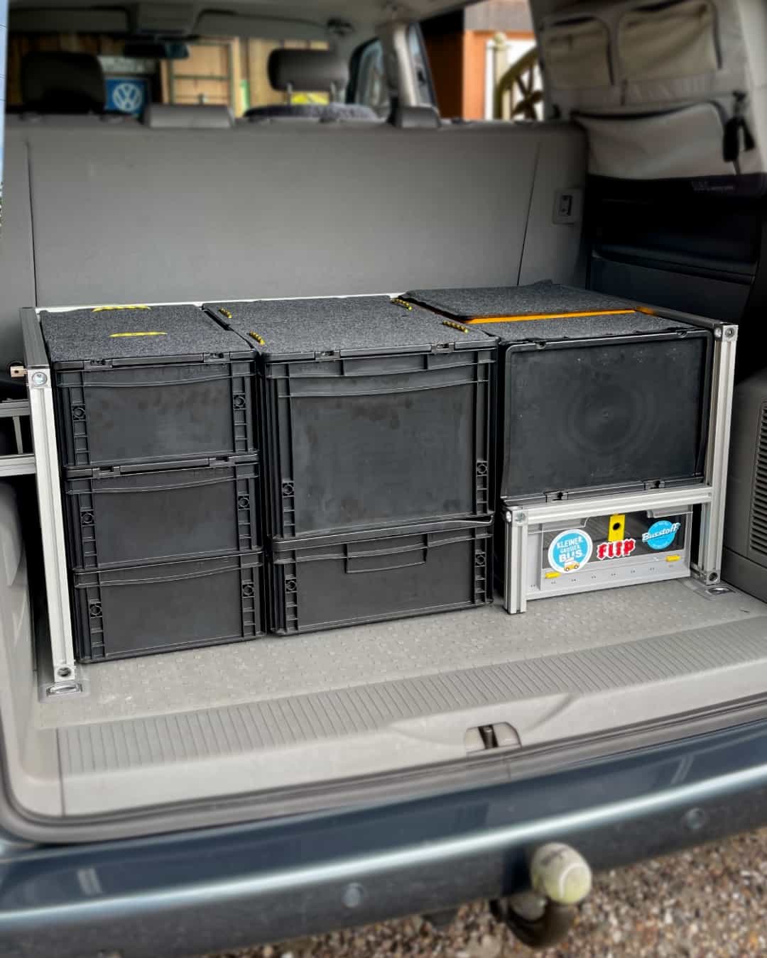 Kisten im Heckausbau verstaut Im hinteren Campingausbau sind stapelbare Kisten ordentlich eingeordnet.