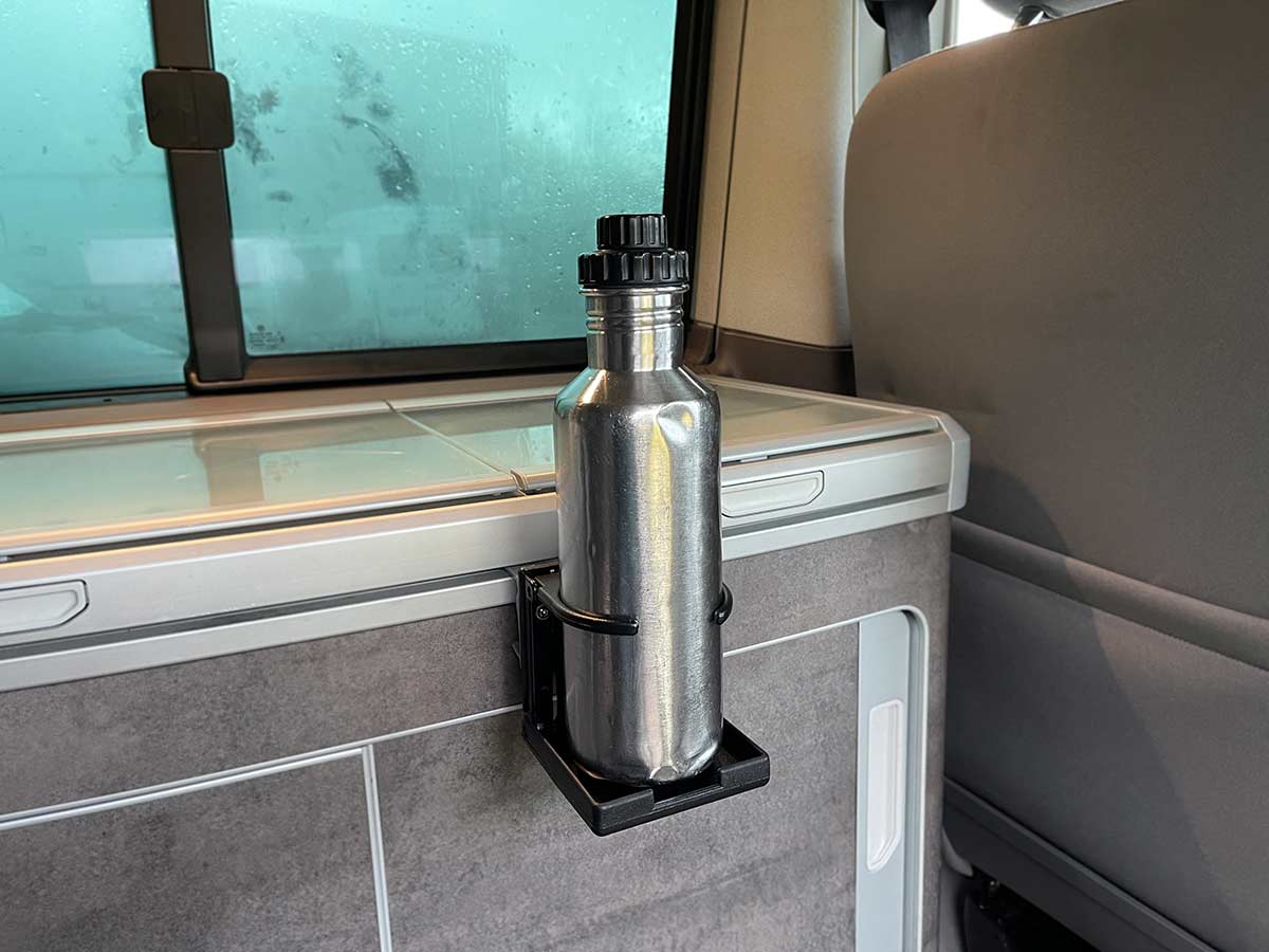 Getränkehalter DURSTIG mit 1 Liter Flasche in schwarz im VW Bus California Getränkehalter DURSTIG mit 1 Liter Flasche in schwarz im VW Bus California