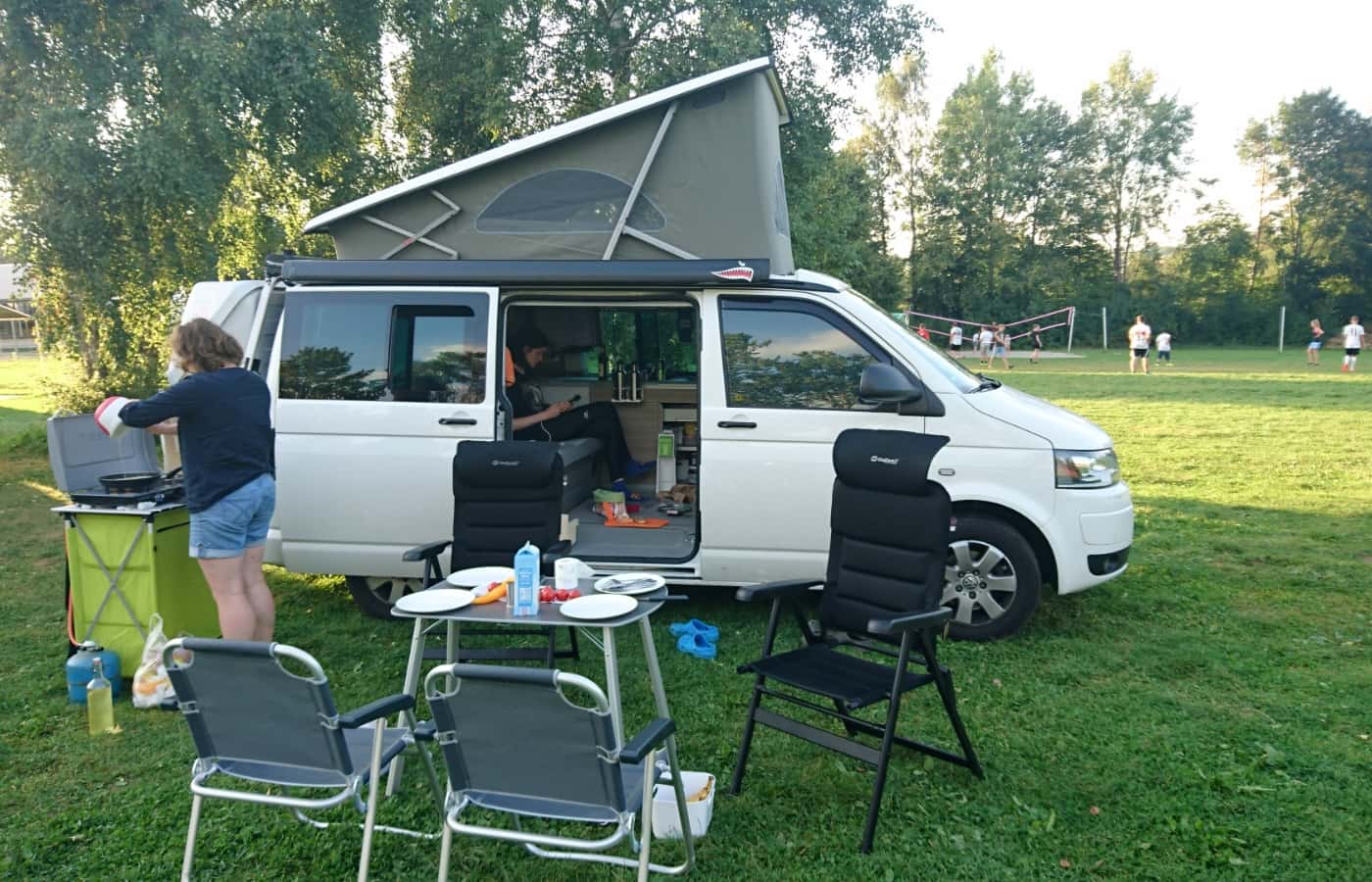 VW T5 California Comfortline beim Camping mit Familie zu viert