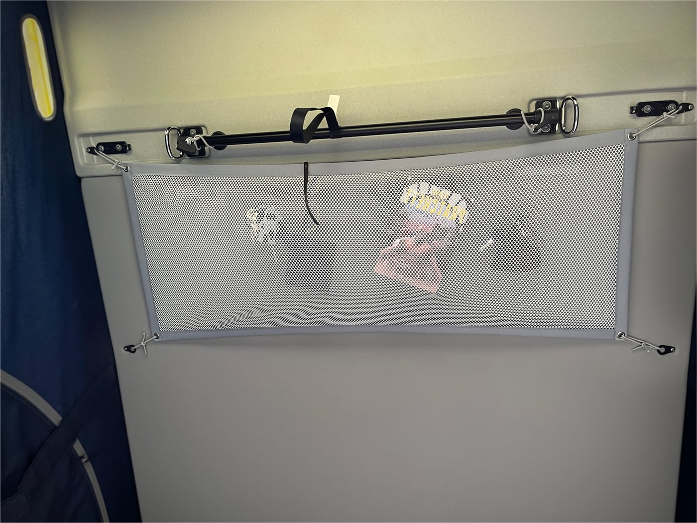 Staunetz mit Buch, Portemonnaie und Schlüssel im VW California Aufstelldach