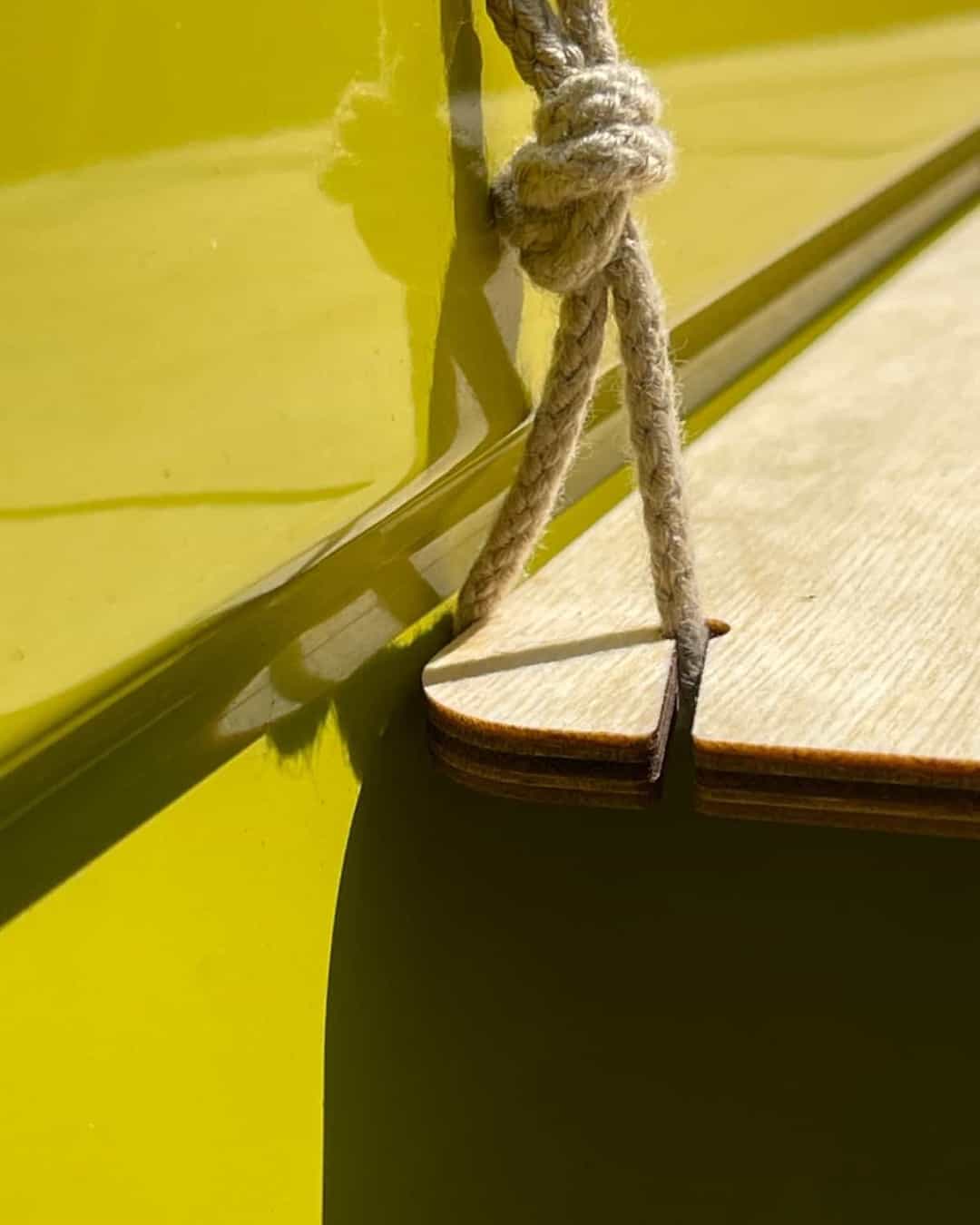 A rope protects the sliding door from scratches when using the suspended table.
