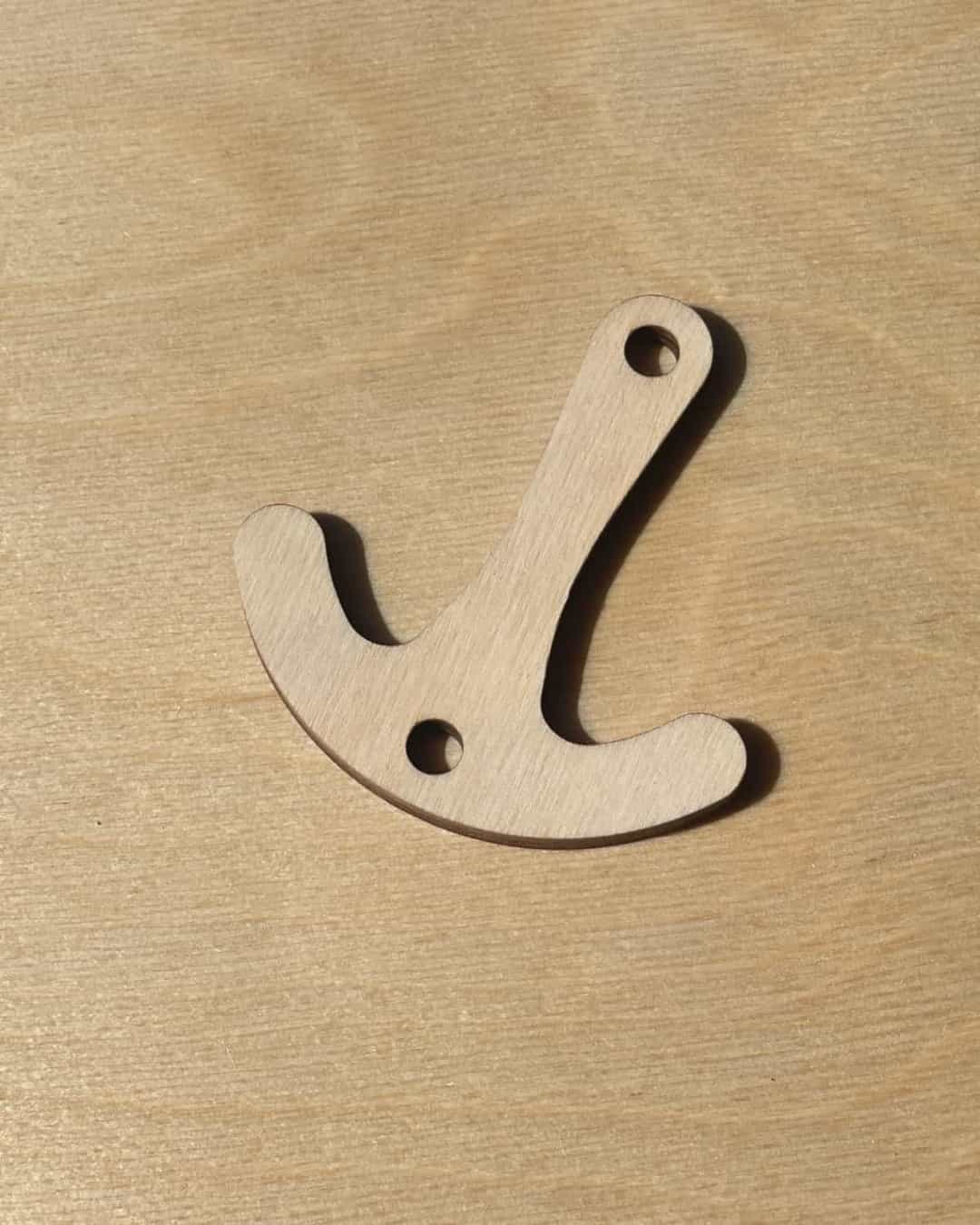 Einzelner Doppelhaken aus Holz