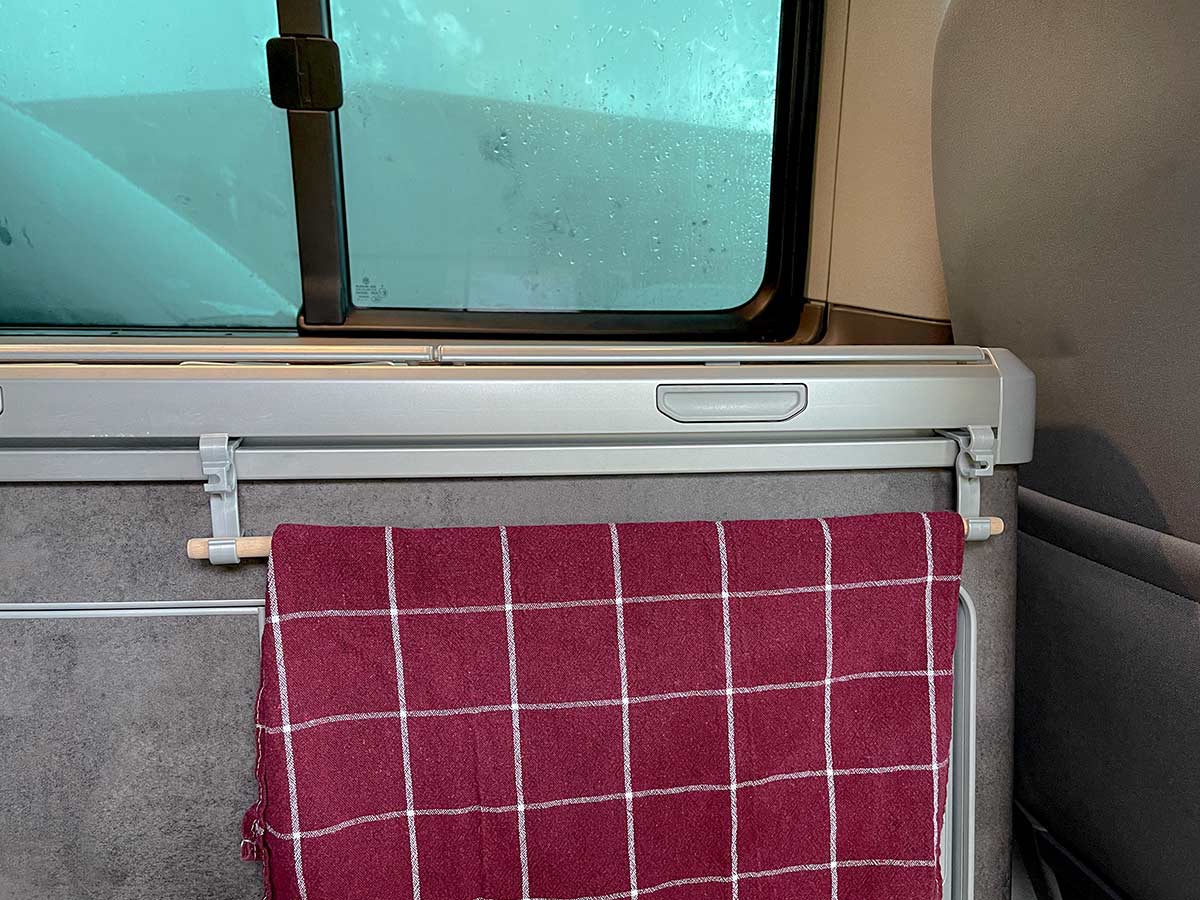 HÄLTWAS Geschirrtuchhaken und Stange im VW T6.1 California HÄLTWAS Geschirrtuchhaken und Stange im VW T6.1 California