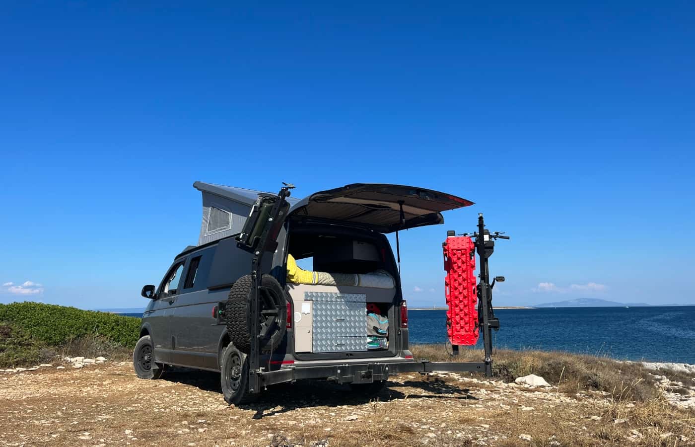 selbst ausgebauter VW Bus mit SKEP Heckträgern an der Küste