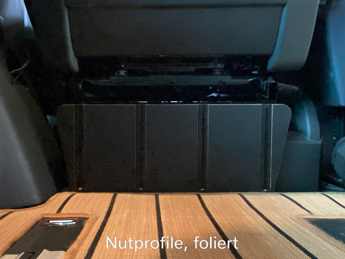 BLEIBTDRAN Verkleidung Sitzkonsole mit Nutprofil, foliert BLEIBTDRAN Verkleidung Sitzkonsole mit Nutprofil, foliert