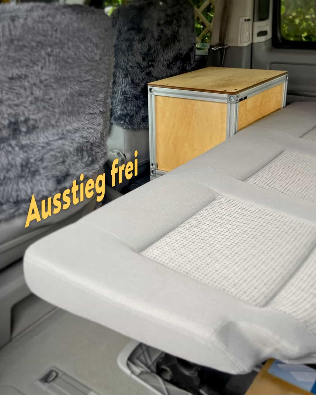 Potti vor Bett im Minivan Ein Potti steht vor dem gebauten Bett im Minivan.