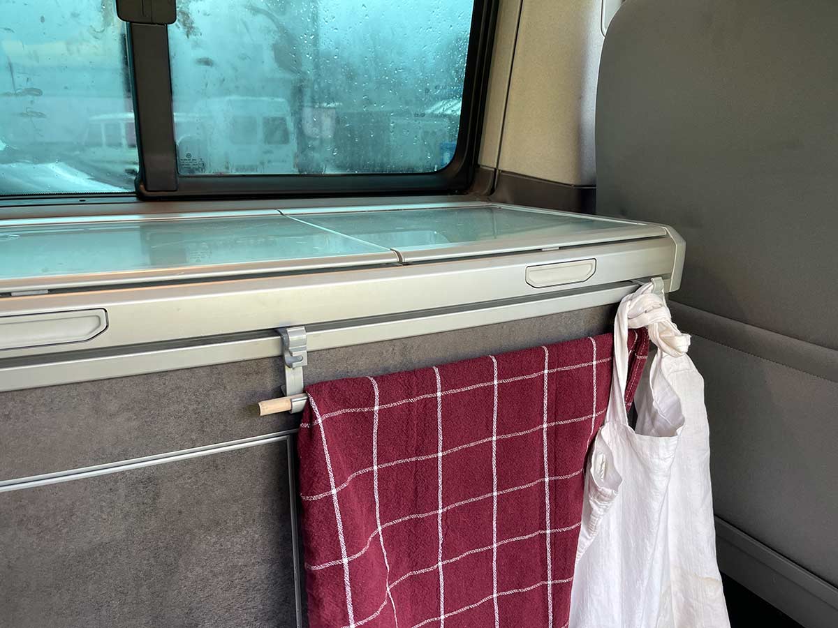 HÄLTWAS Handtuchhalter und Haken an VW Bus California Küchenzeile HÄLTWAS Handtuchhalter und Haken an VW Bus California Küchenzeile