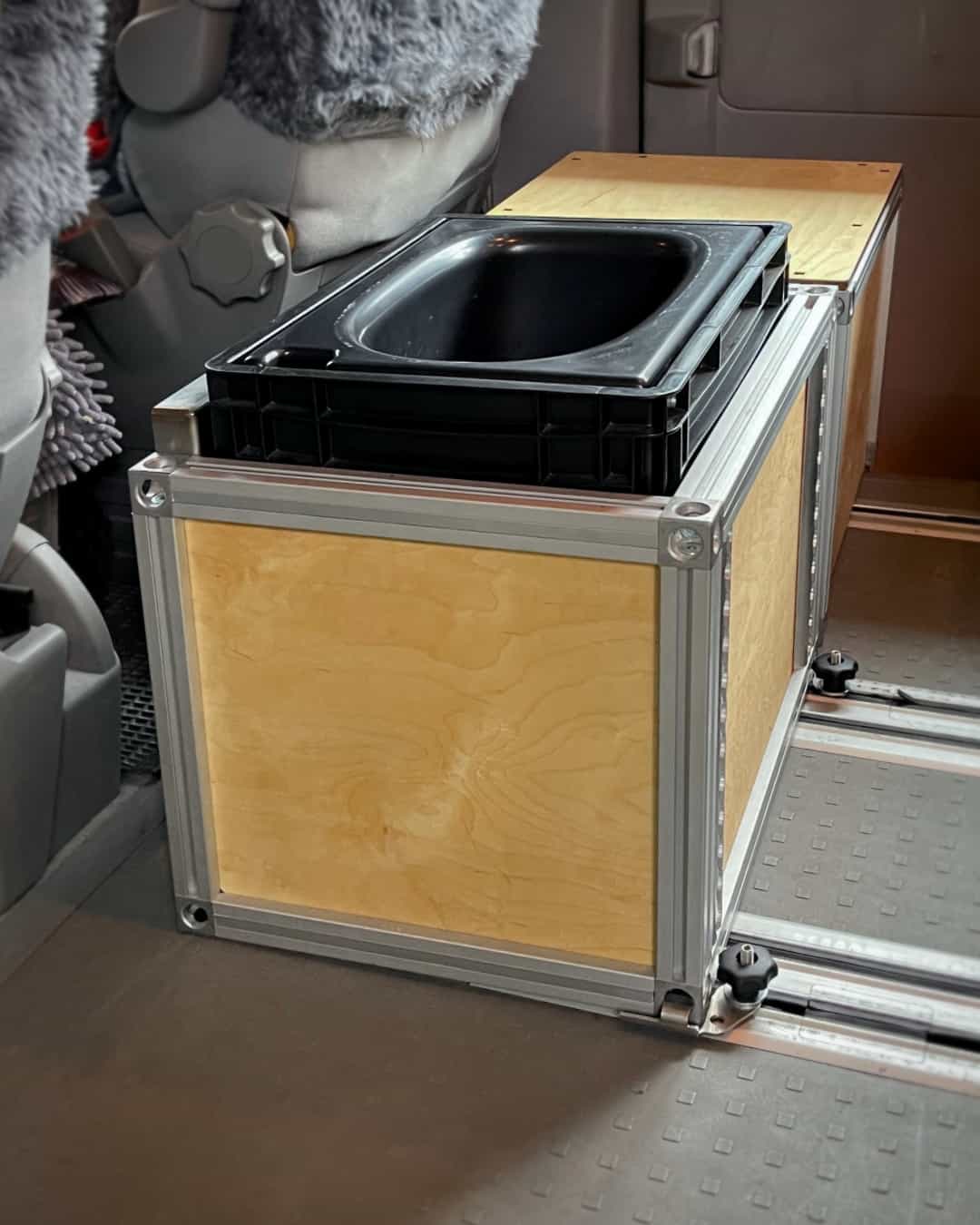 Mobiles Potti als Trenntoilette Eine Trockentrenntoilette ist Option des Vanzeit-Campingmoduls.