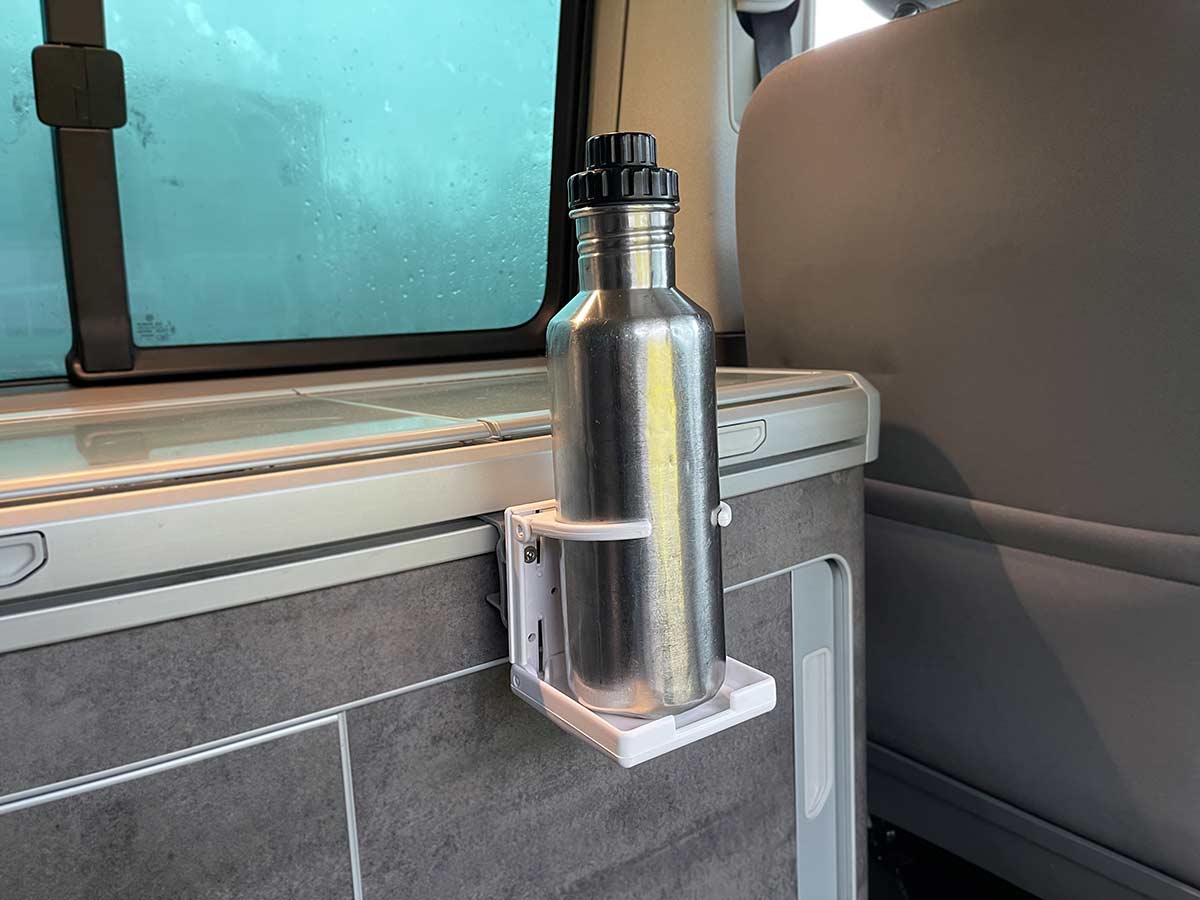 Getränkehalter DURSTIG mit 1 Liter Flasche an der T6.1 California Ocean Küchenzeile Getränkehalter DURSTIG mit 1 Liter Flasche an der T6.1 California Ocean Küchenzeile