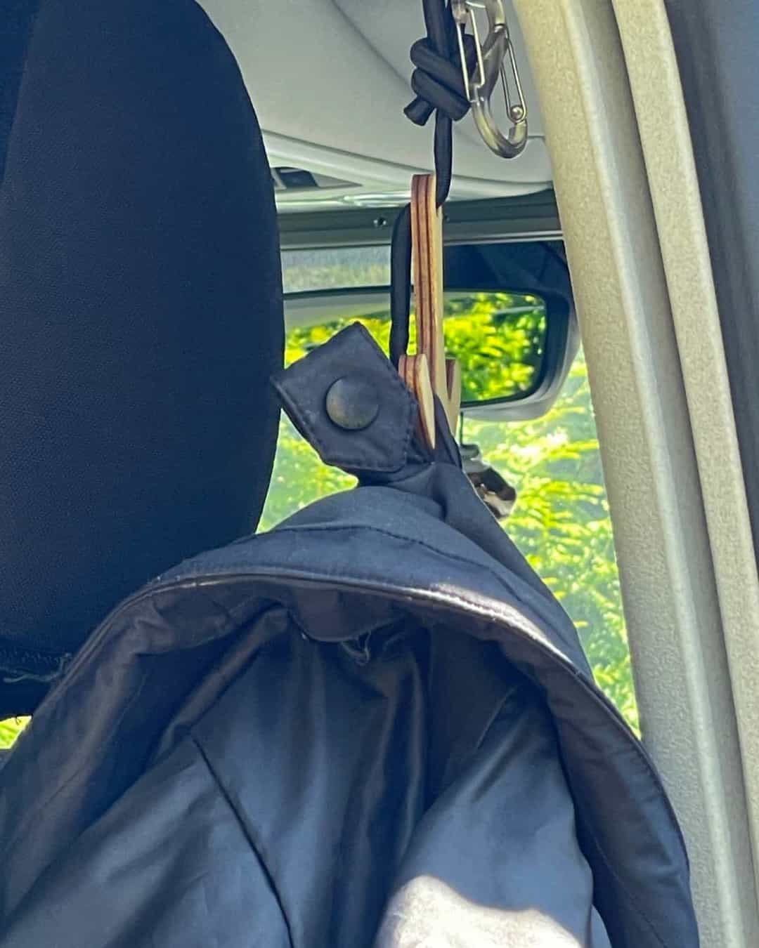 Eine Jacke hängt an einem Doppelhaken im Campervan.