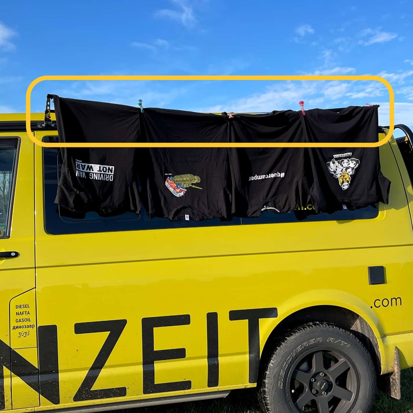 Wäscheleine IMMARANDA mit Kleidungsstücken im Wind am California