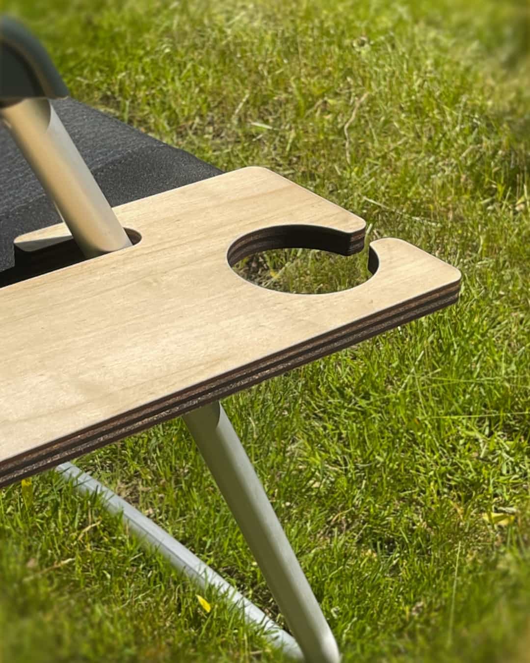 Tray details Circular cut-out for wine glasses and chair attachment in a close-up of the tray