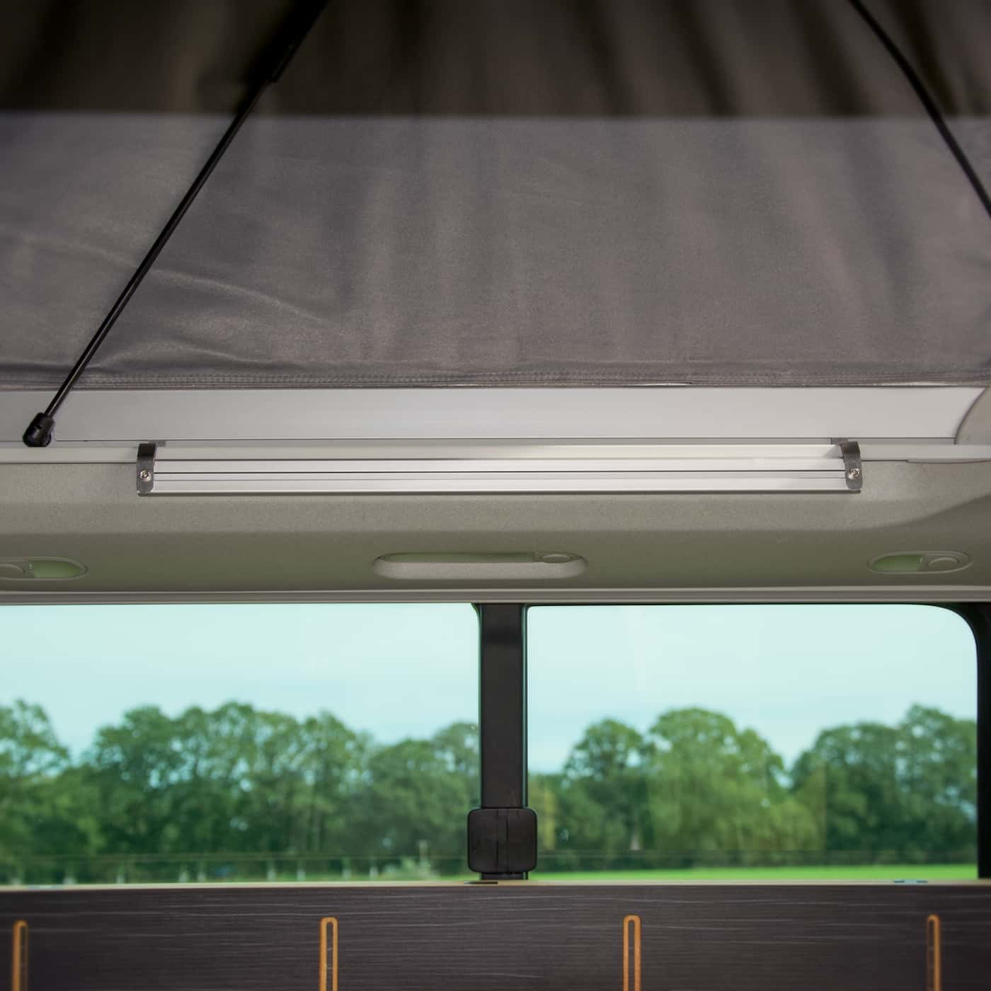 VANRAILs Basisprofil im VW California Aufstelldach