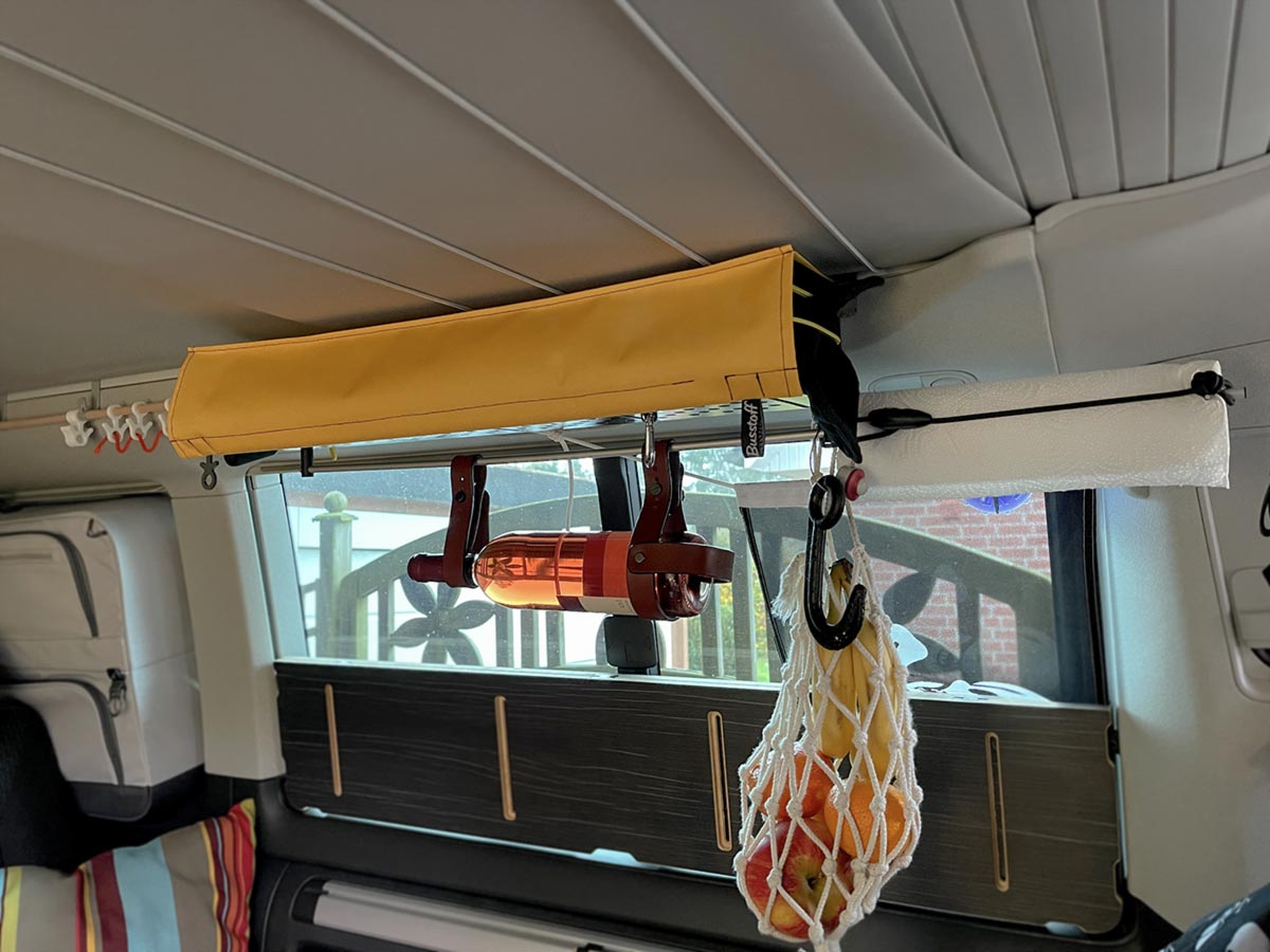 Hakenleiste und Küchenrollenhalter für VW California Regalsysteme