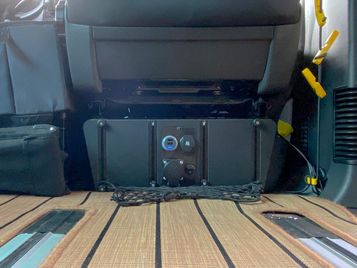 BLEIBTDRAN Sitzkonsolenverkleidung mit Elektronik-Bedienfeld, 12V und 230V