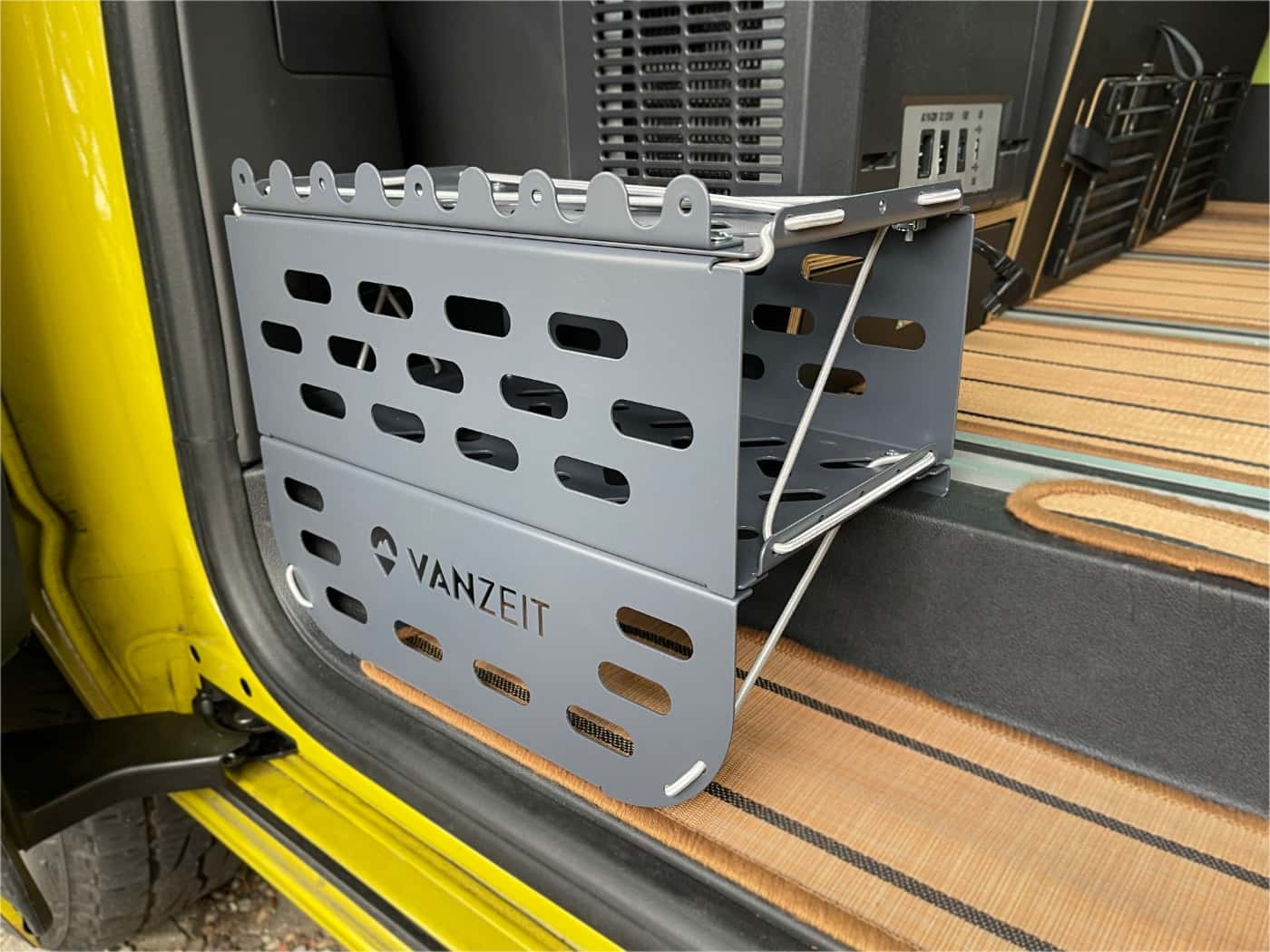 VANZEIT ® Regal in VW California Trittstufe VANZEIT ® Regal in VW California Trittstufe