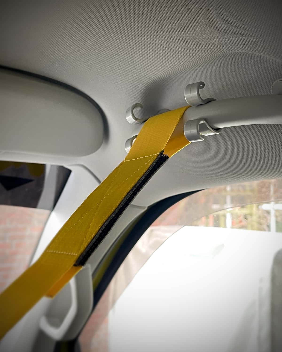 Attachment of the climbing aid to the handle above the driver's doors