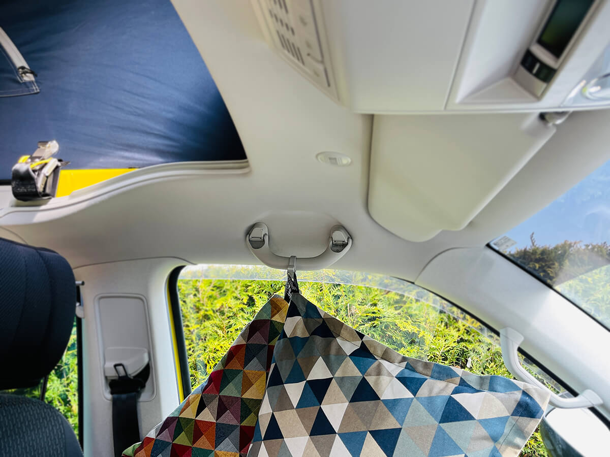 Der Kleiderhaken für den Haltegriff: Busstoff® GRIFFIG Der Kleiderhaken für den Haltegriff: Busstoff® GRIFFIG